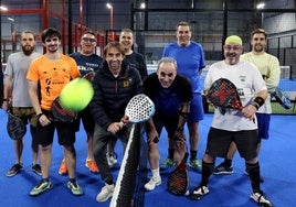 Auge. Gustavo Fernández, en el centro, con un grupo de jugadores en las instalaciones deALEX PIÑA