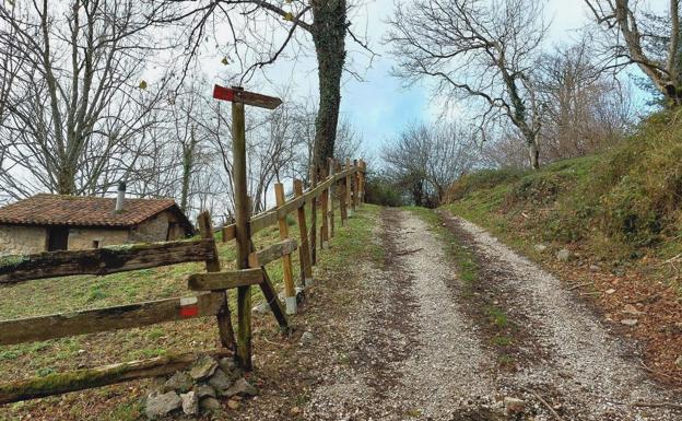 Indicaciones para seguir el Camín Real del Sellón rumbo hacia Tozu