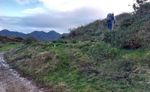 Desvío en la collada Llamosa para tomar rumbo a la cresta