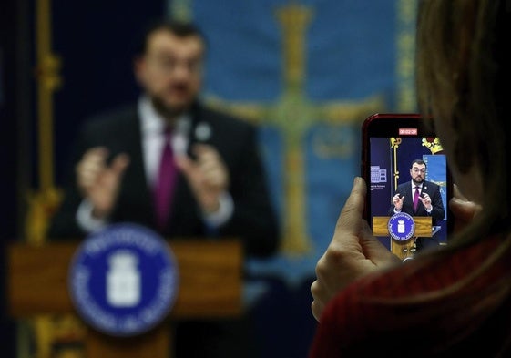 Adrián Barbón, durante su comparecencia.