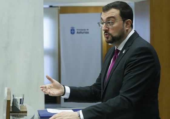 Adrián Barbón, durante la rueda de prensa en la que confirmó a Nieves Roqueñí como nueva presidente de El Musel.