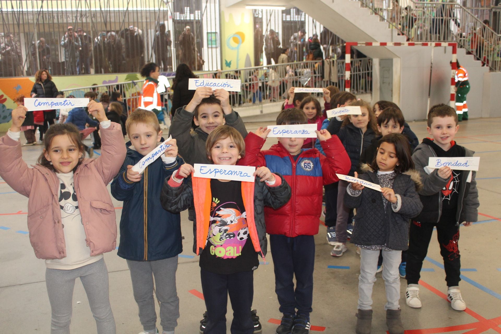 En imágenes: así celebraron los escolares de Gijón el día de la paz