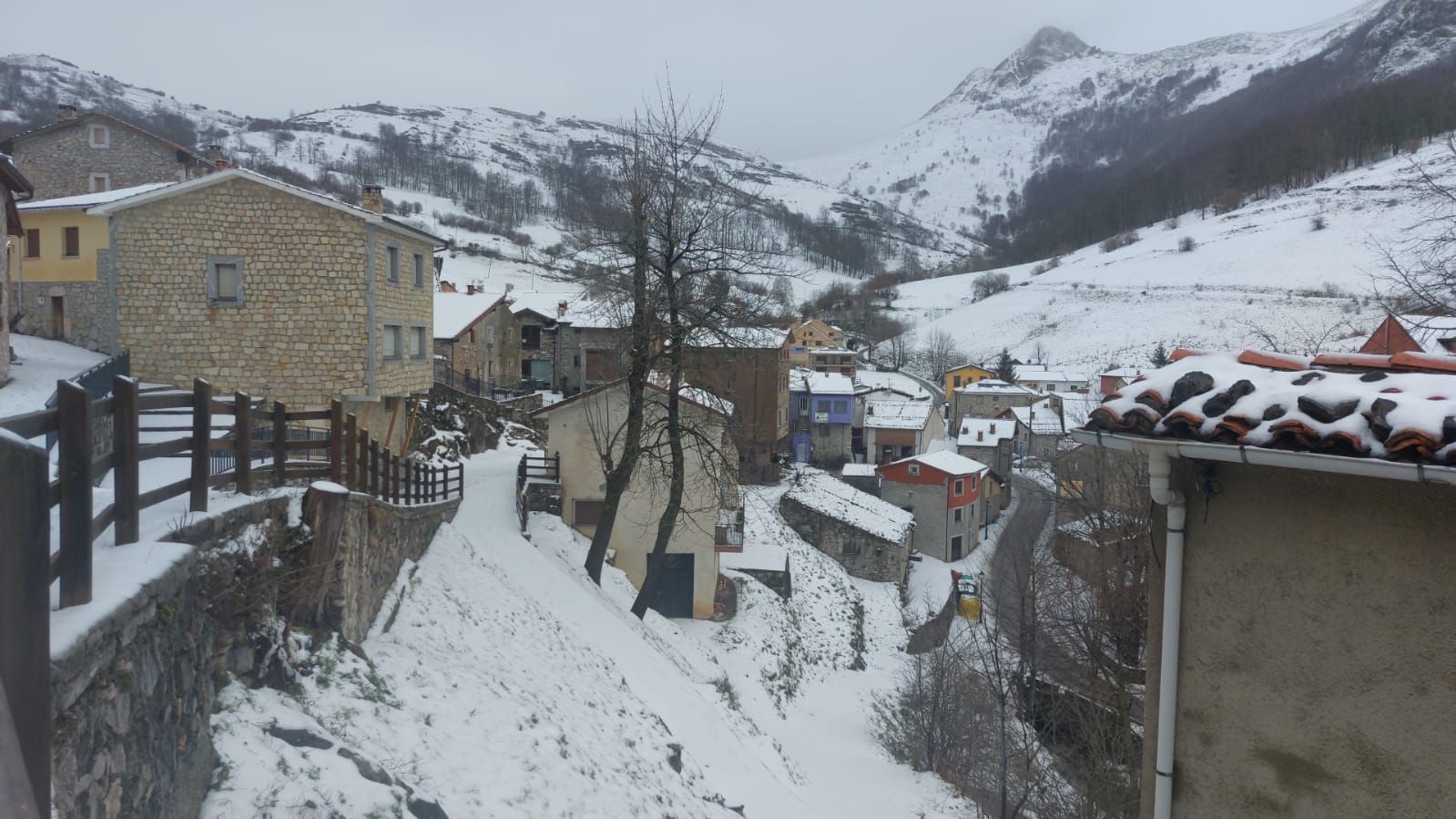 Nieve, mucho viento y fuerte oleaje en Asturias por cupla de &#039;Ivo&#039;