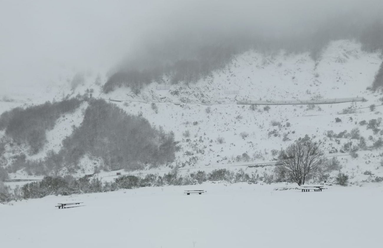 Nieve, mucho viento y fuerte oleaje en Asturias por cupla de &#039;Ivo&#039;