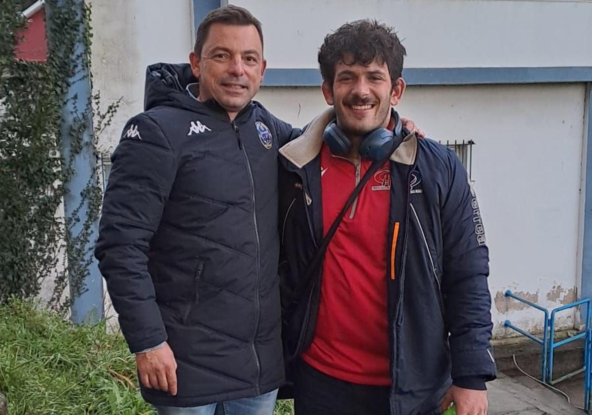 Felipe Blanco, a la izquierda, posa con un jugador del Uni Bilbao el pasado sábado en el Muro de Zaro.