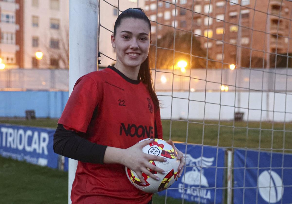 Isa, portera del Real Avilés, ayer en el campo del Suárez Puerta.