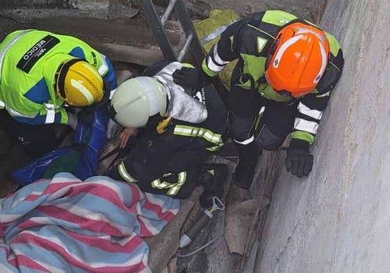 Herido un hombre tras hundirse el tejado de una construcción y quedar atrapado bajo los escombros en El Franco