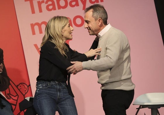 La vicepresidenta segunda y ministra de Trabajo y Economía Social, Yolanda Díaz., saluda a Ovidio Zapico, consejero de Vivienda.