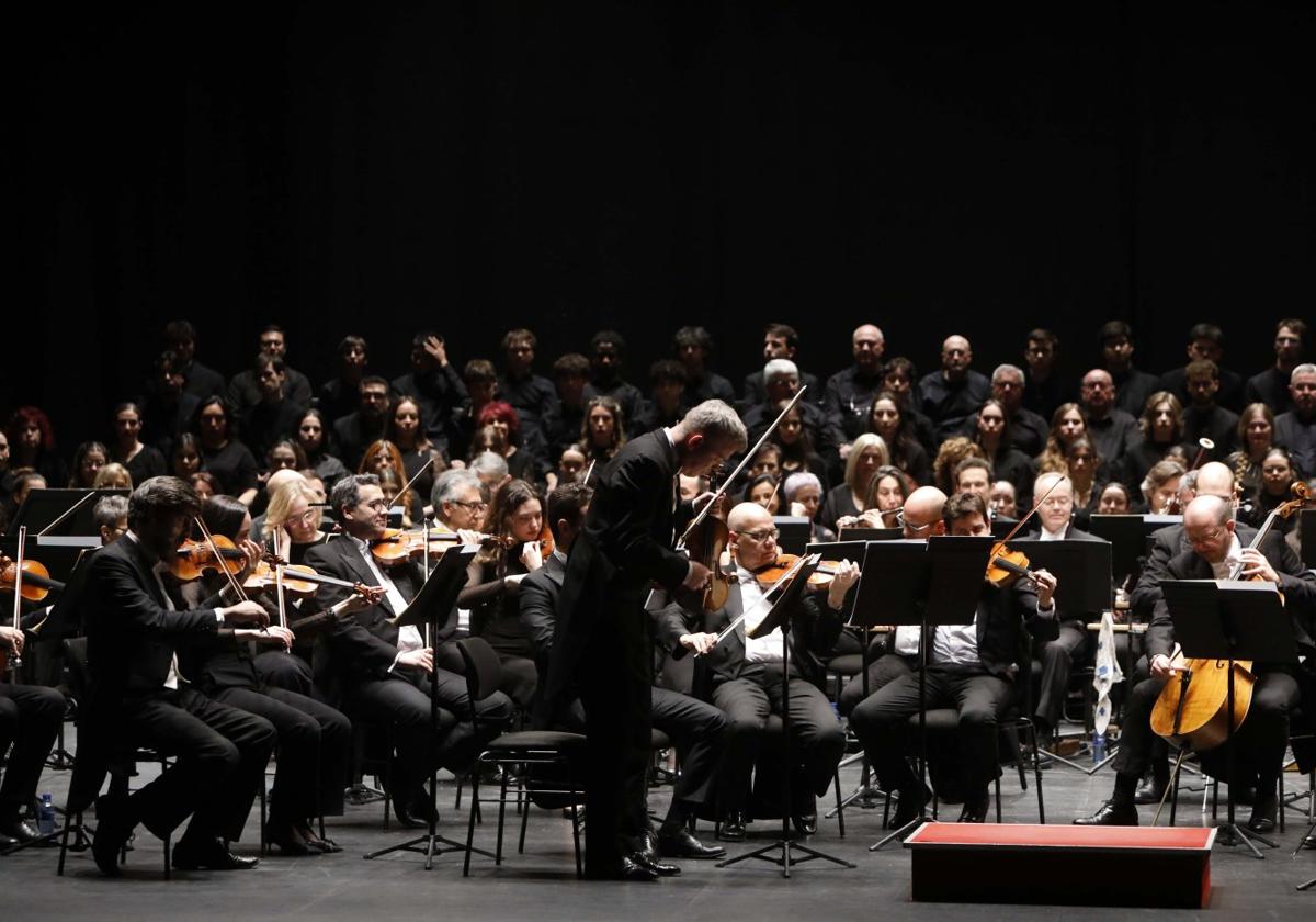 Los coros y los músicos de la Orquesta Sinfónica del Principado llenaron el escenario gijonés.