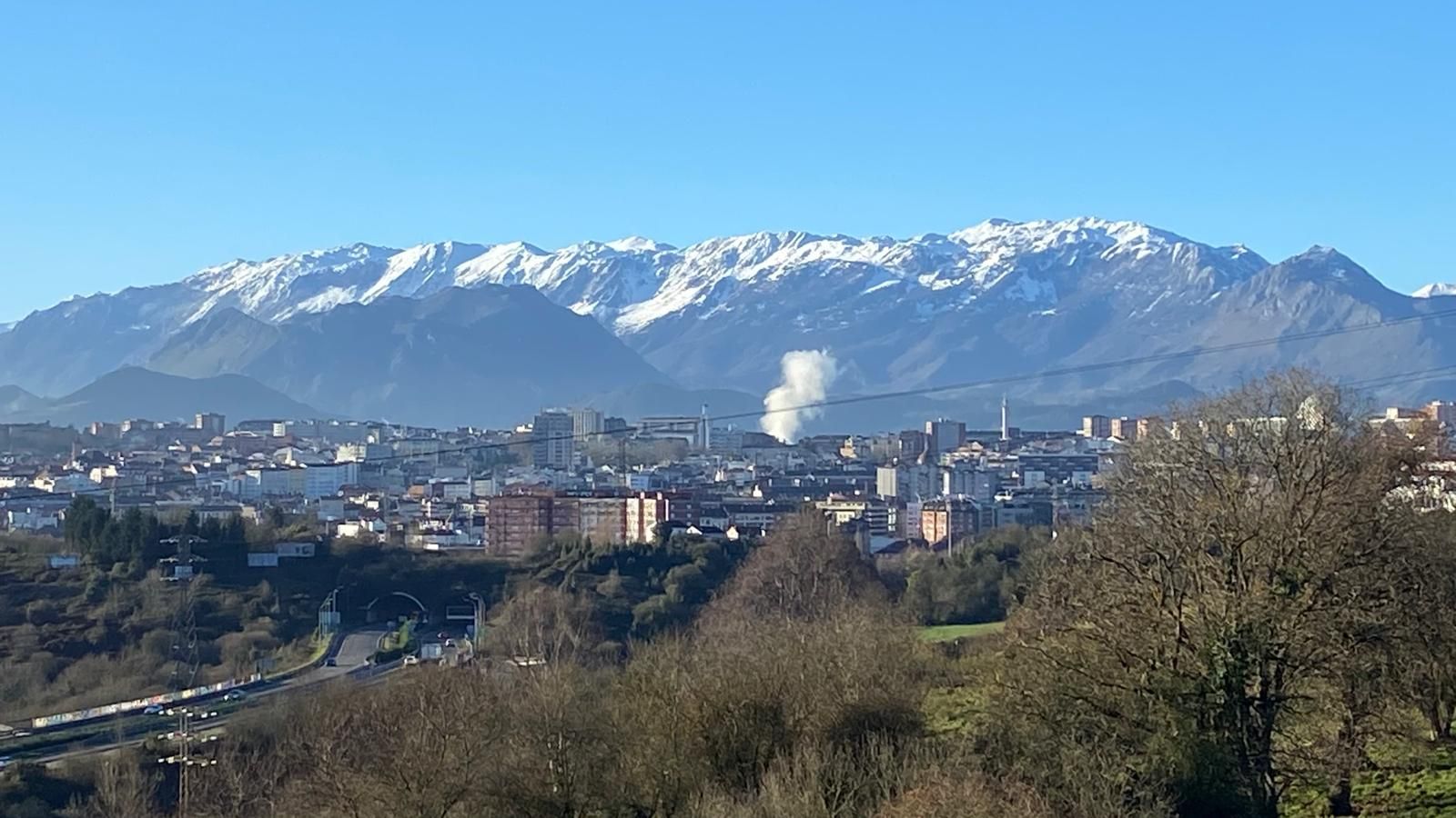 Sobre Oviedo, Morcín y Riosa, las cumbres exhiben un manto blanco.