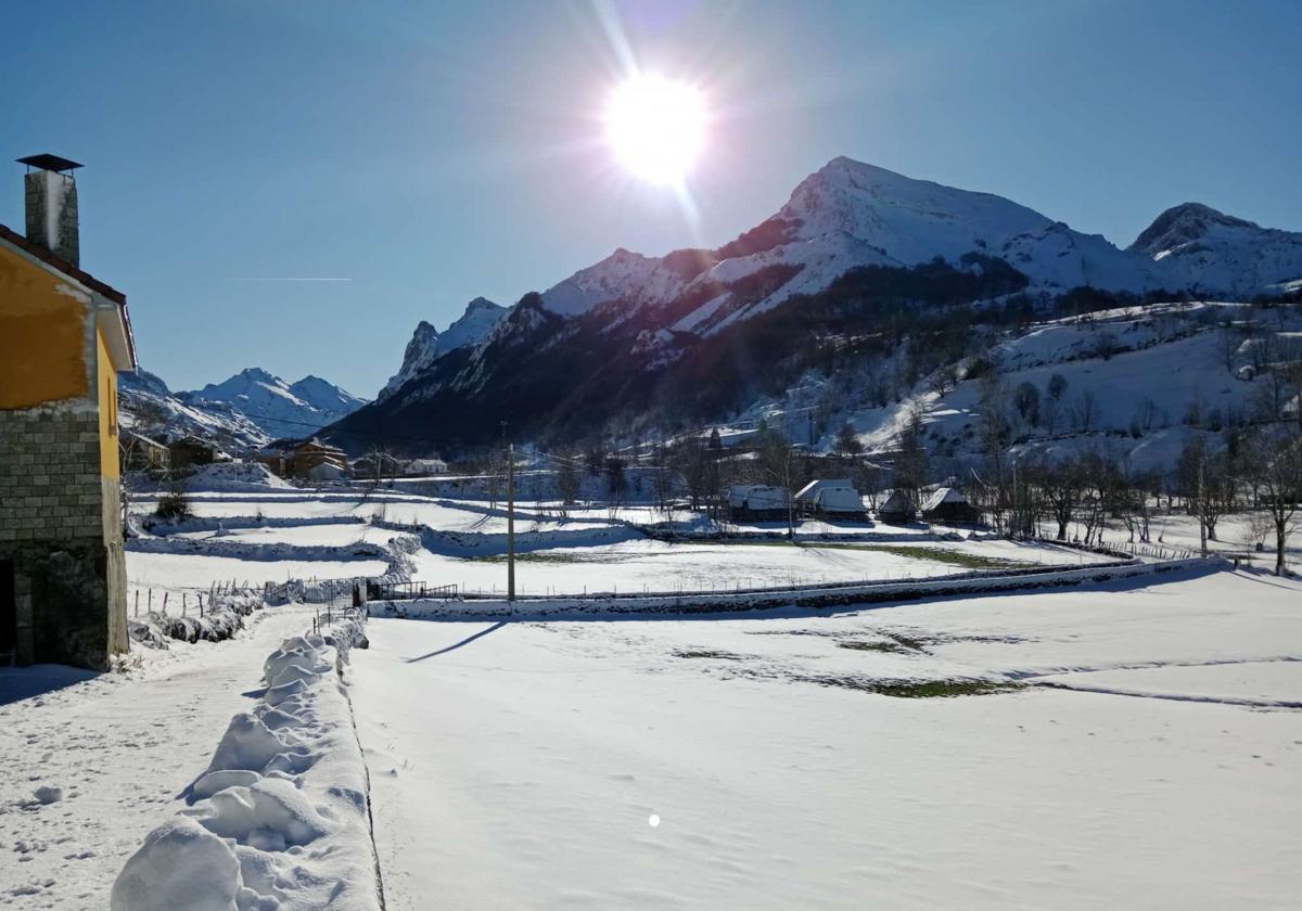 Asturias exhibe una estampa de contrastes: frío, nieve, heladas y sol