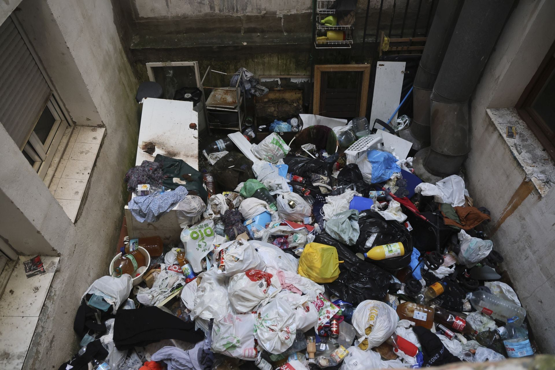 Así se encuentra por dentro el edificio okupado de la calle Aguado, en Gijón