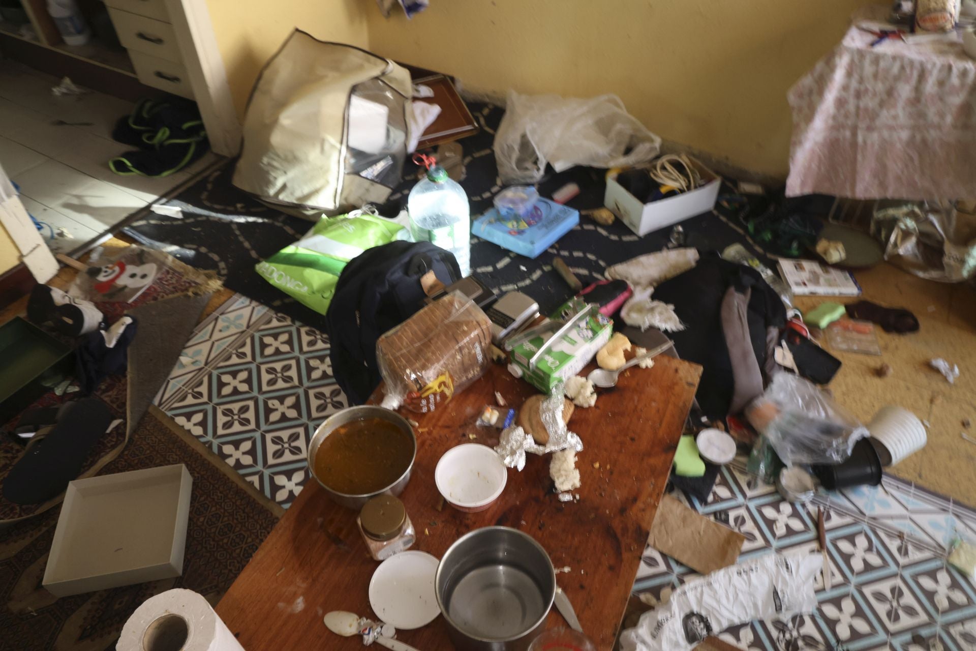 Así se encuentra por dentro el edificio okupado de la calle Aguado, en Gijón