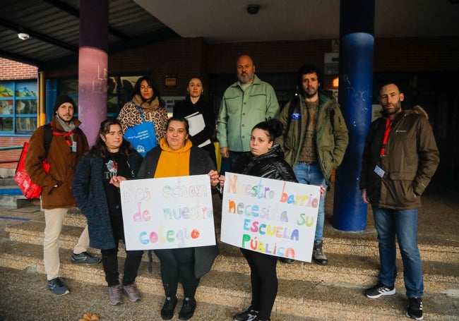 Protesta de familias en el colegio Virgen de las Mareas hace un año.