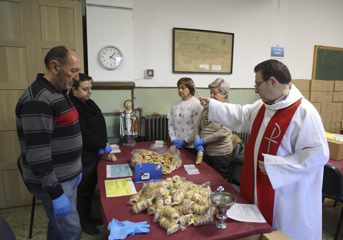 El cura Eduardo Zulaiba bendice las rosquillas de San Blas.