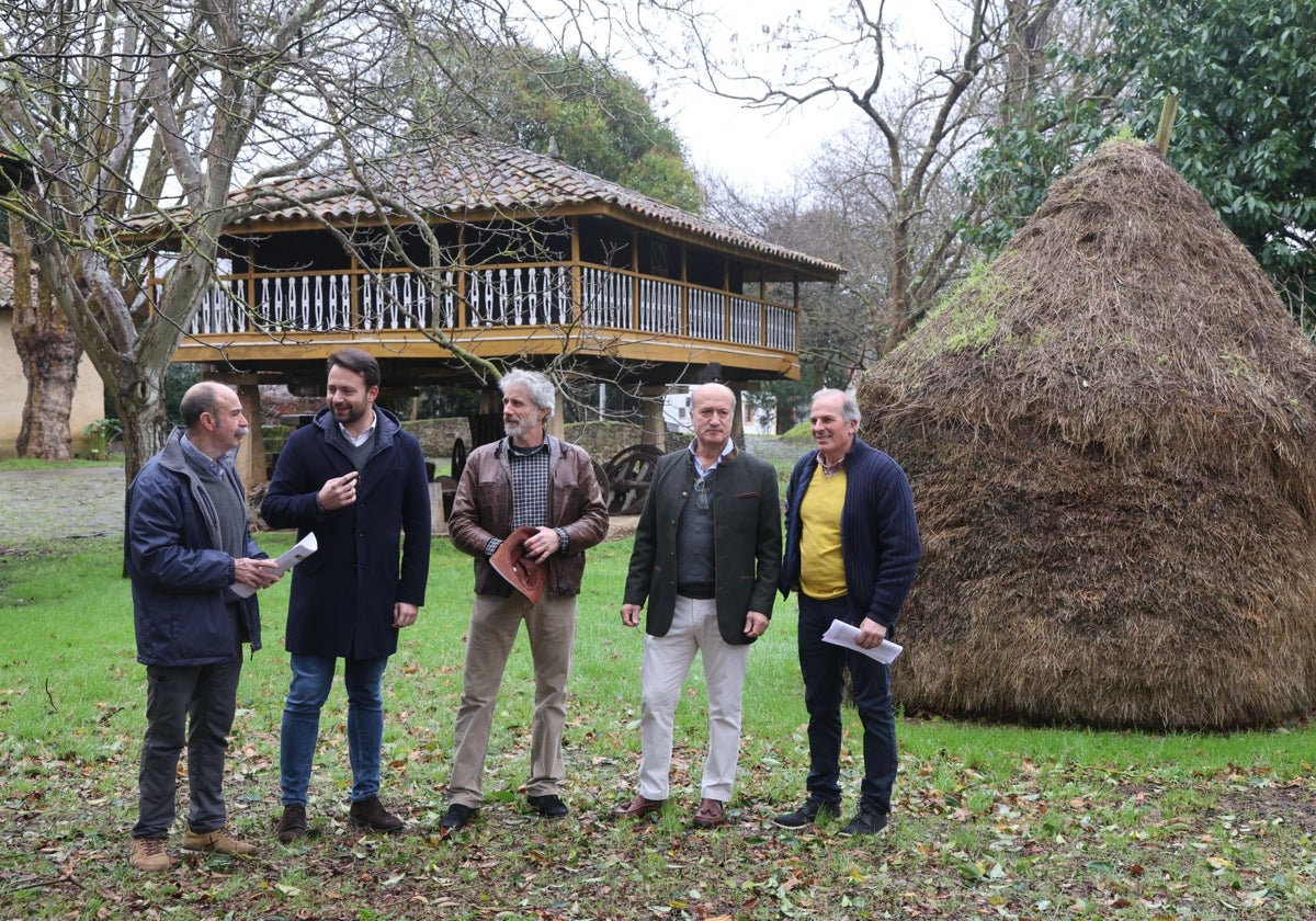 Álvaro Queipo, Xuan Valladares y Luis Venta, acompañados de miembros de Asturias Ganadera.