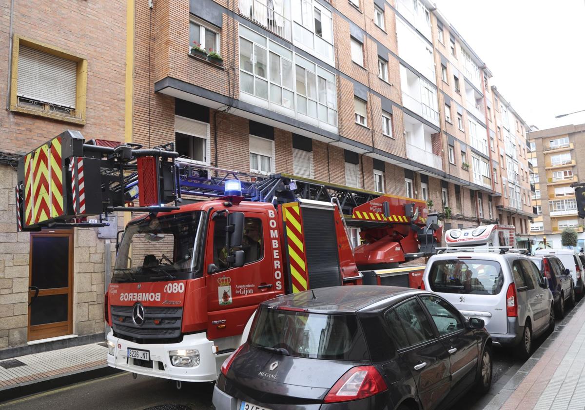 El camión escalera de los bomberos esta mañana en la calle Francisco de Asis