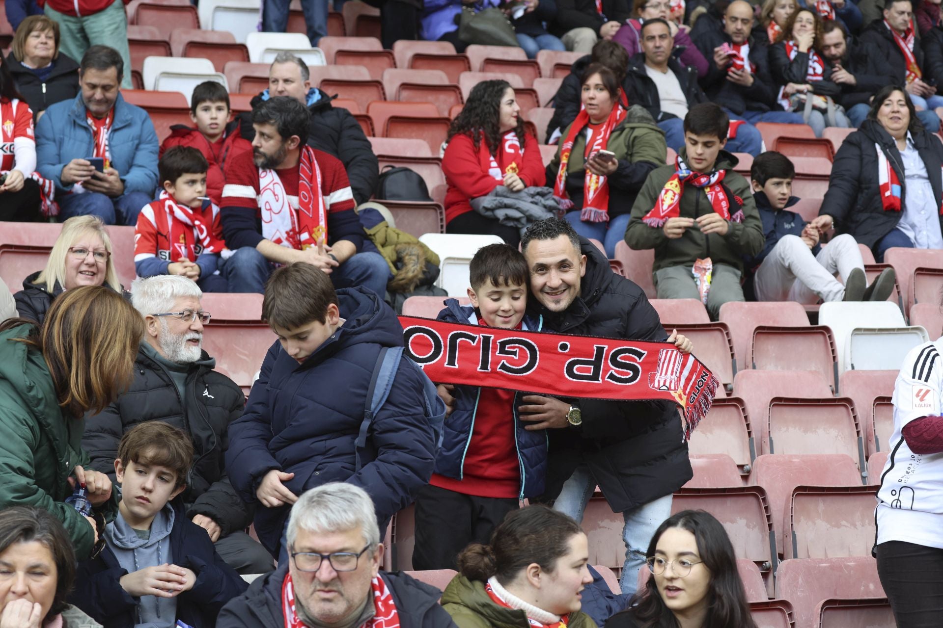 ¿Estuviste en el Sporting de Gijón - Burgos? ¡Búscate en las gradas de El Molinón!