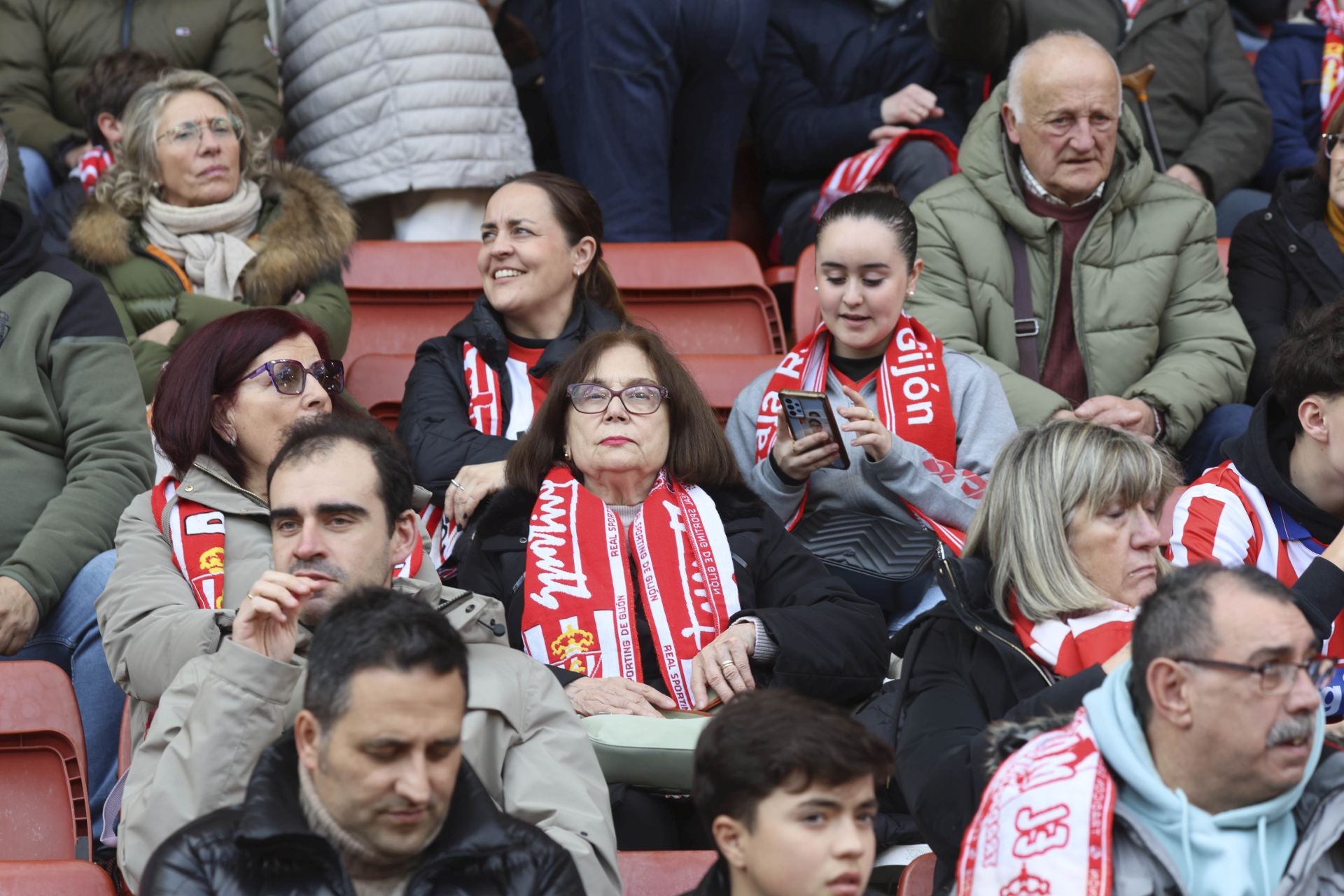 ¿Estuviste en el Sporting de Gijón - Burgos? ¡Búscate en las gradas de El Molinón!