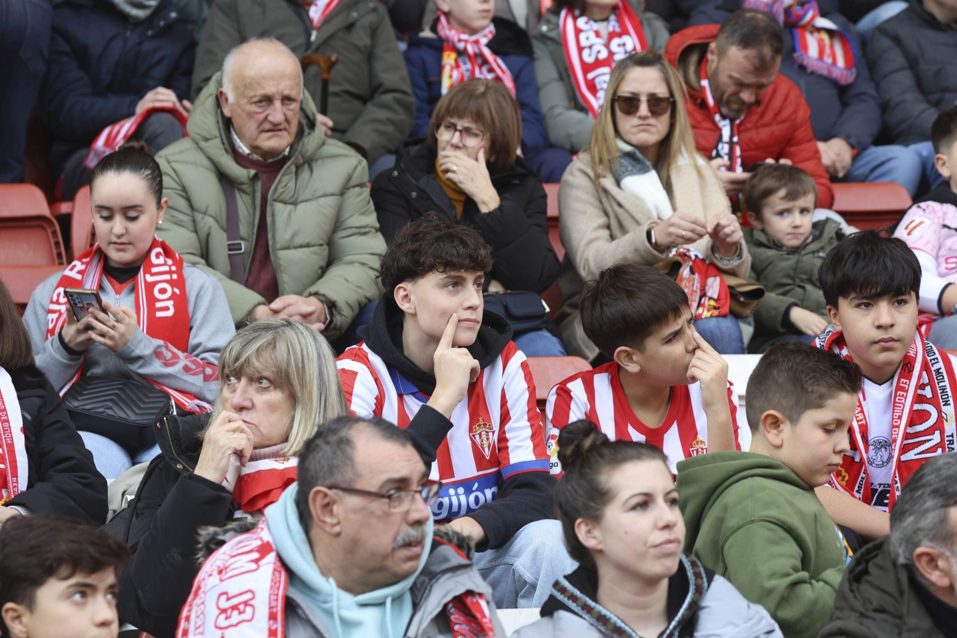 ¿Estuviste en el Sporting de Gijón - Burgos? ¡Búscate en las gradas de El Molinón!