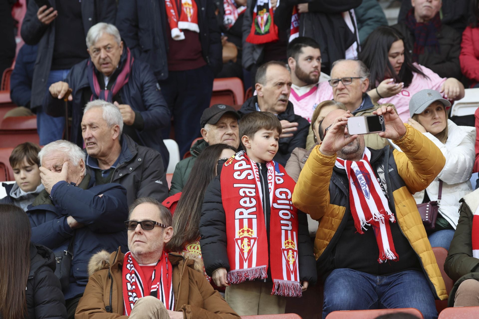 ¿Estuviste en el Sporting de Gijón - Burgos? ¡Búscate en las gradas de El Molinón!