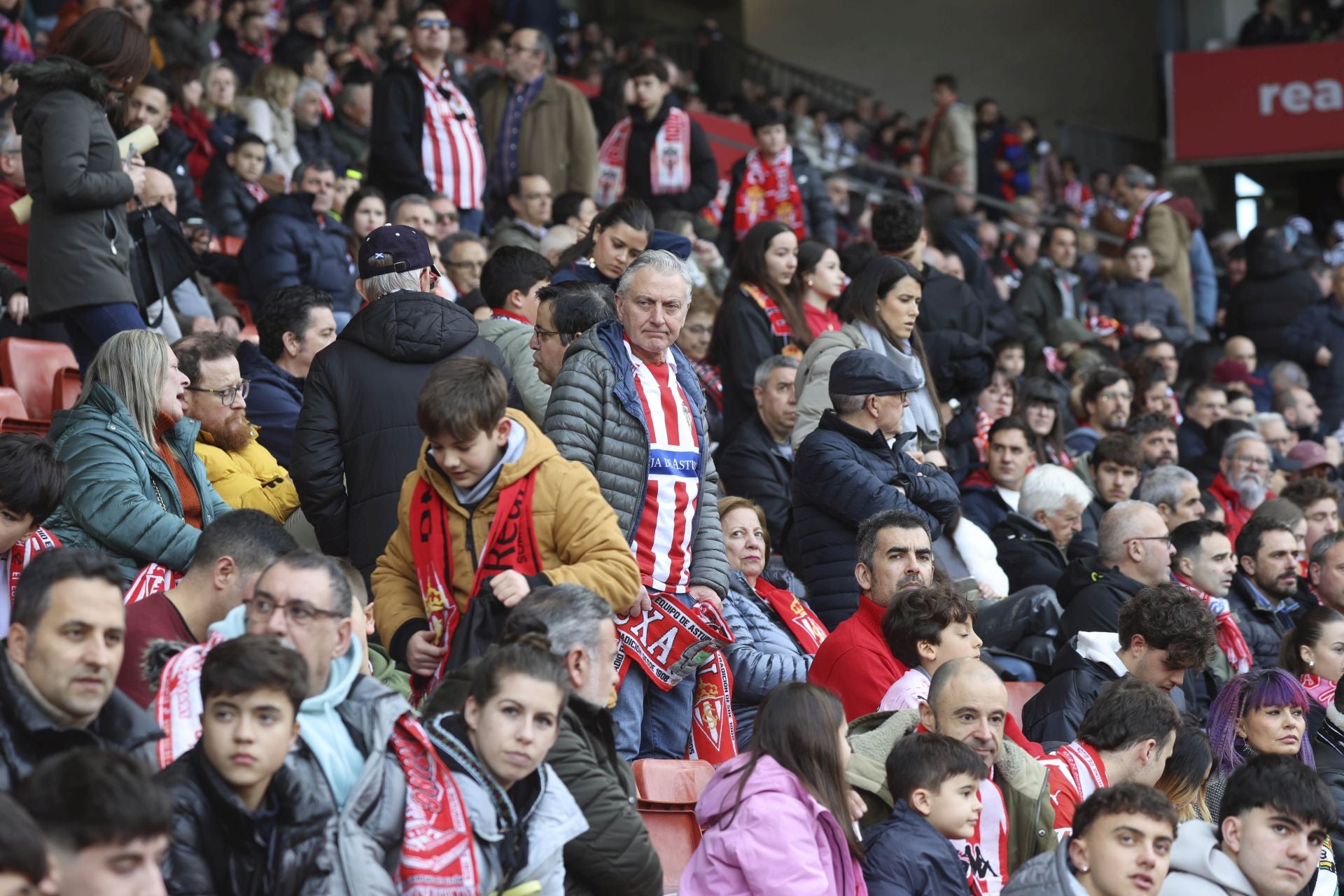 ¿Estuviste en el Sporting de Gijón - Burgos? ¡Búscate en las gradas de El Molinón!