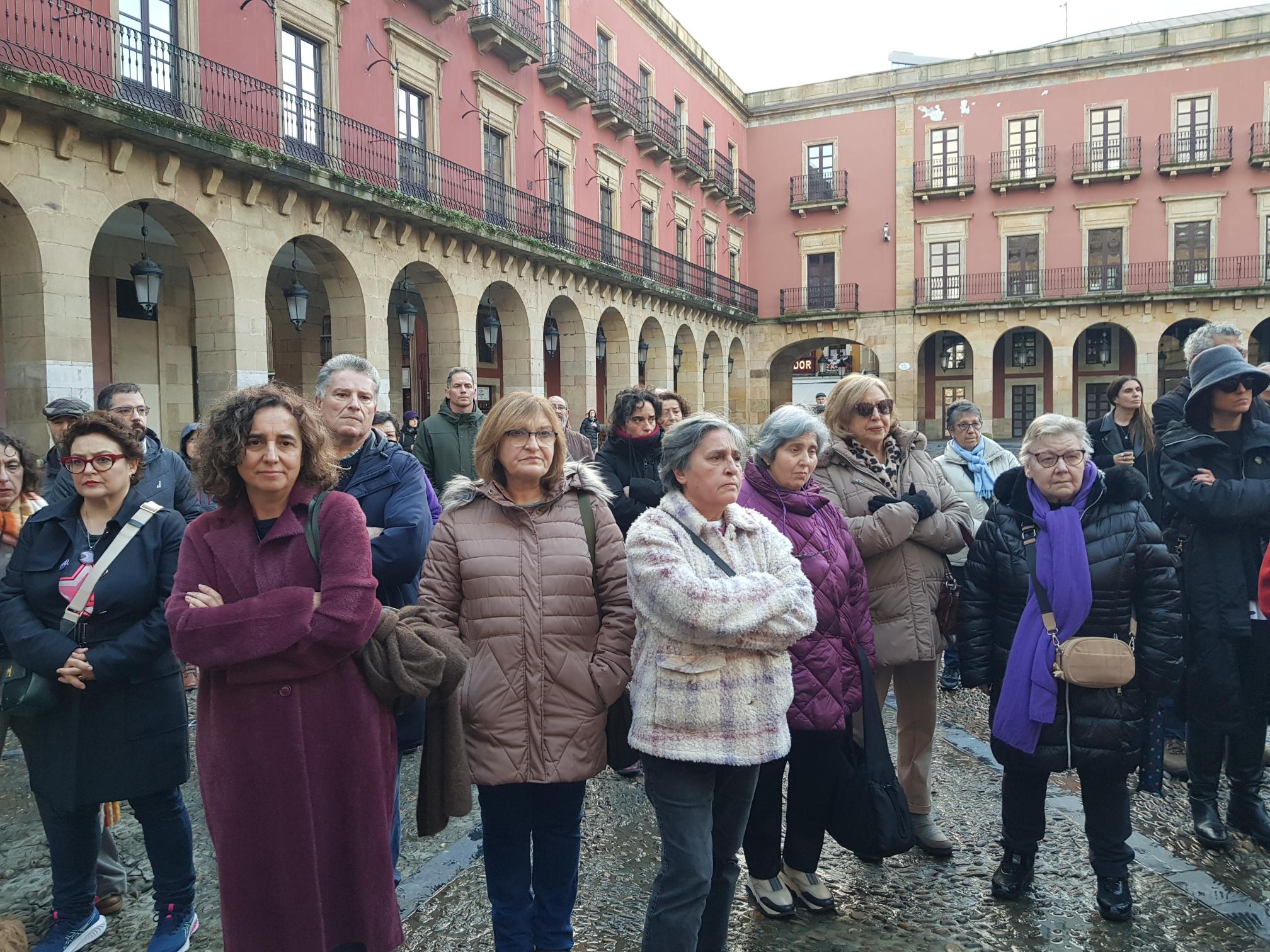 Multitudinaria manifestación en Langreo en repulsa por el asesinato machista