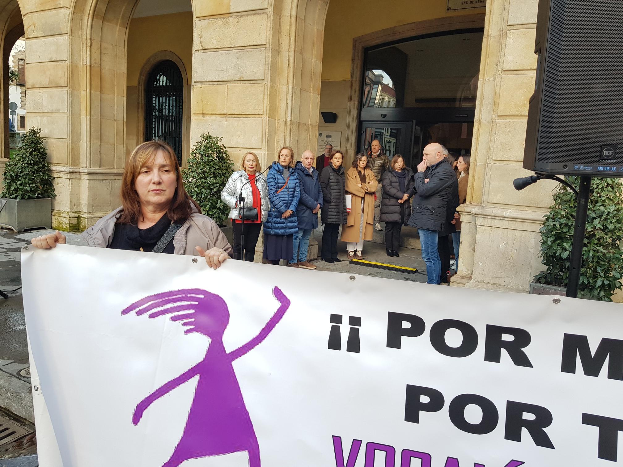 Multitudinaria manifestación en Langreo en repulsa por el asesinato machista