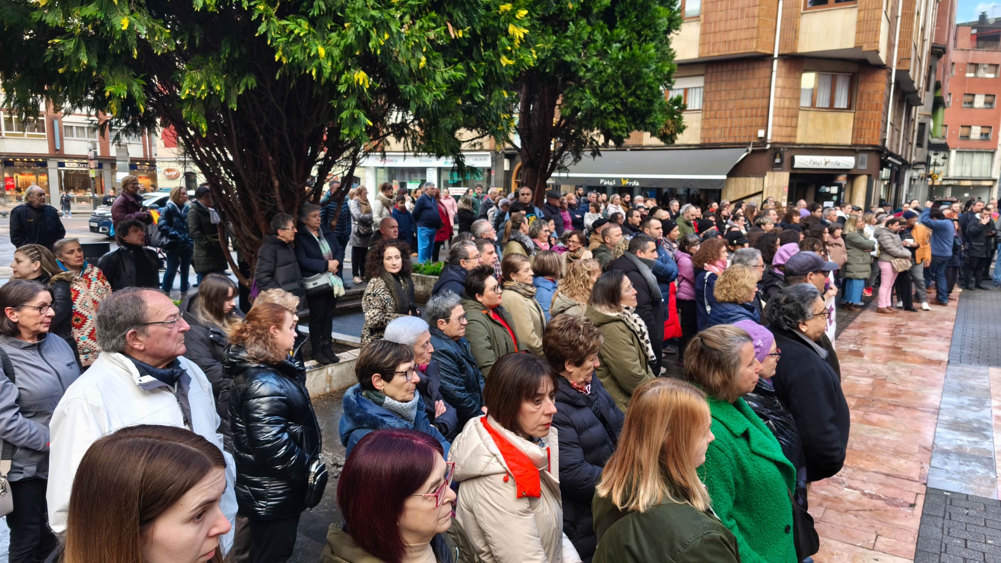 Multitudinaria manifestación en Langreo en repulsa por el asesinato machista