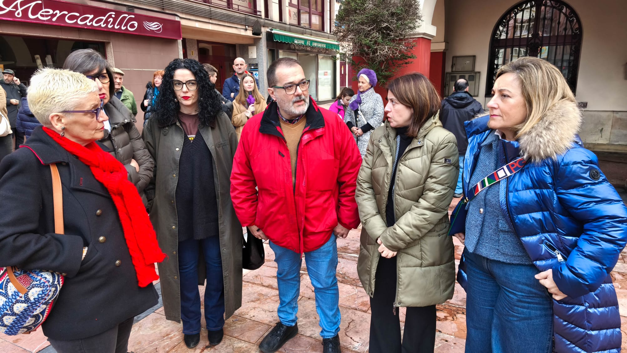 Multitudinaria manifestación en Langreo en repulsa por el asesinato machista