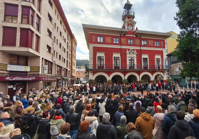 Multitudinaria manifestación en Langreo en repulsa por el asesinato machista