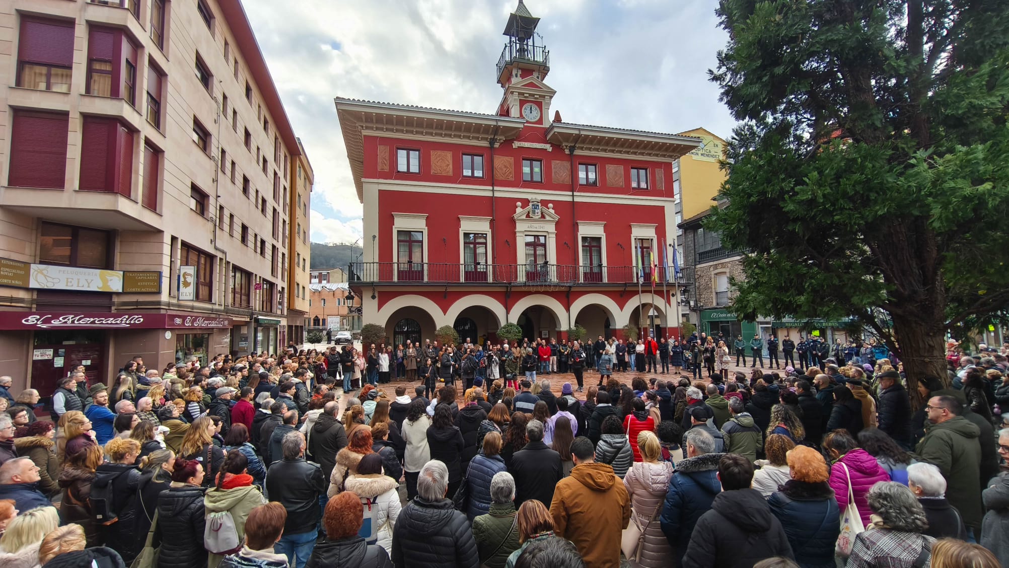 Multitudinaria manifestación en Langreo en repulsa por el asesinato machista