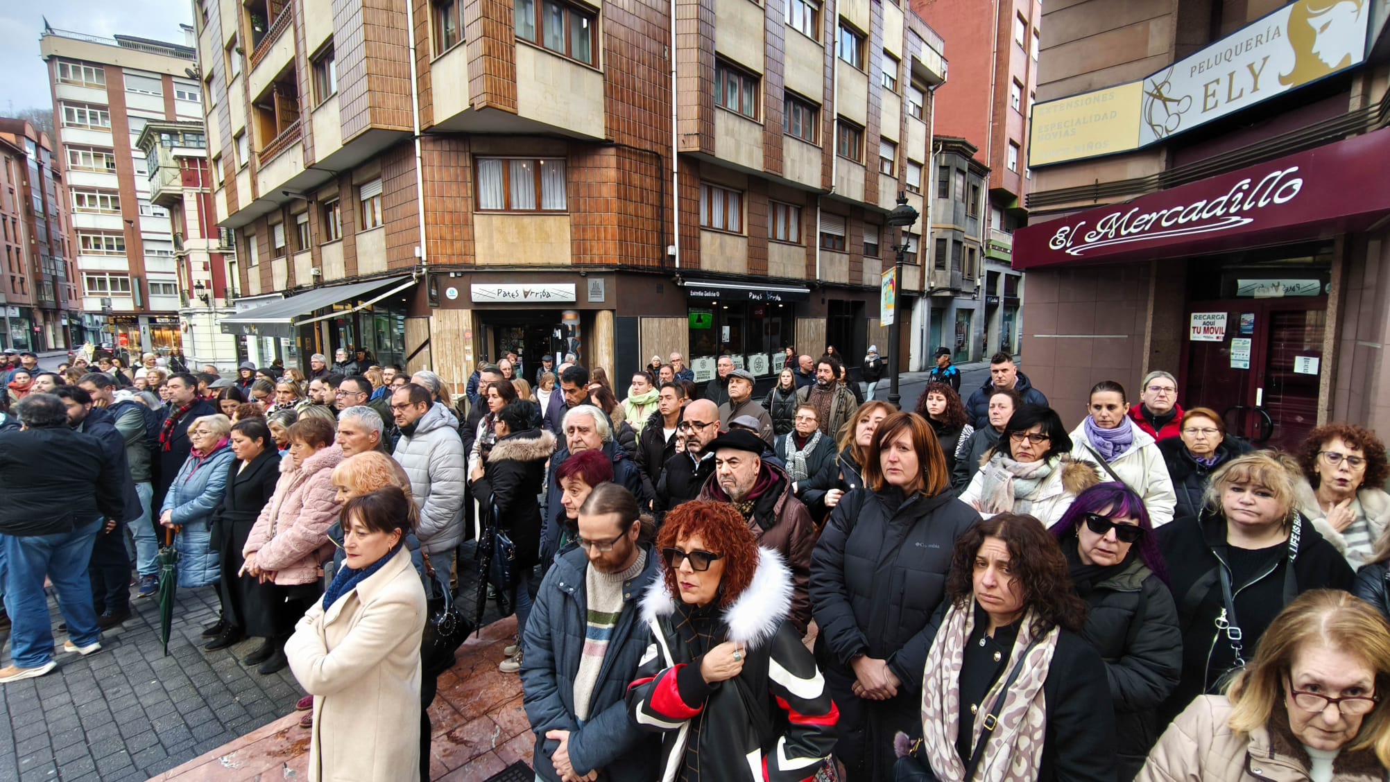 Multitudinaria manifestación en Langreo en repulsa por el asesinato machista