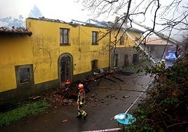 Los bomberos, en las labores de extinción del incendio.