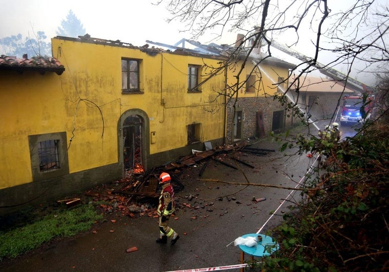 Los bomberos, en las labores de extinción del incendio.