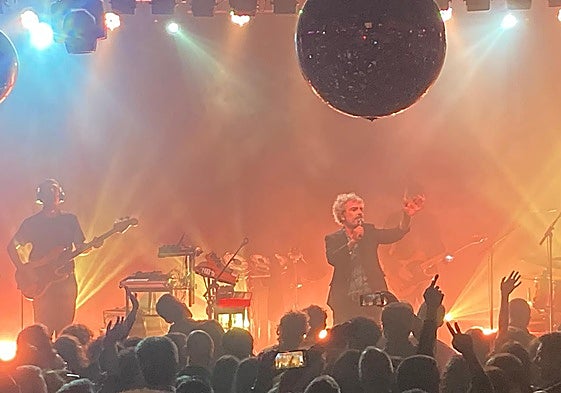 Ambiente de fiesta con León Benavente en la sala Albéniz de Gijón.