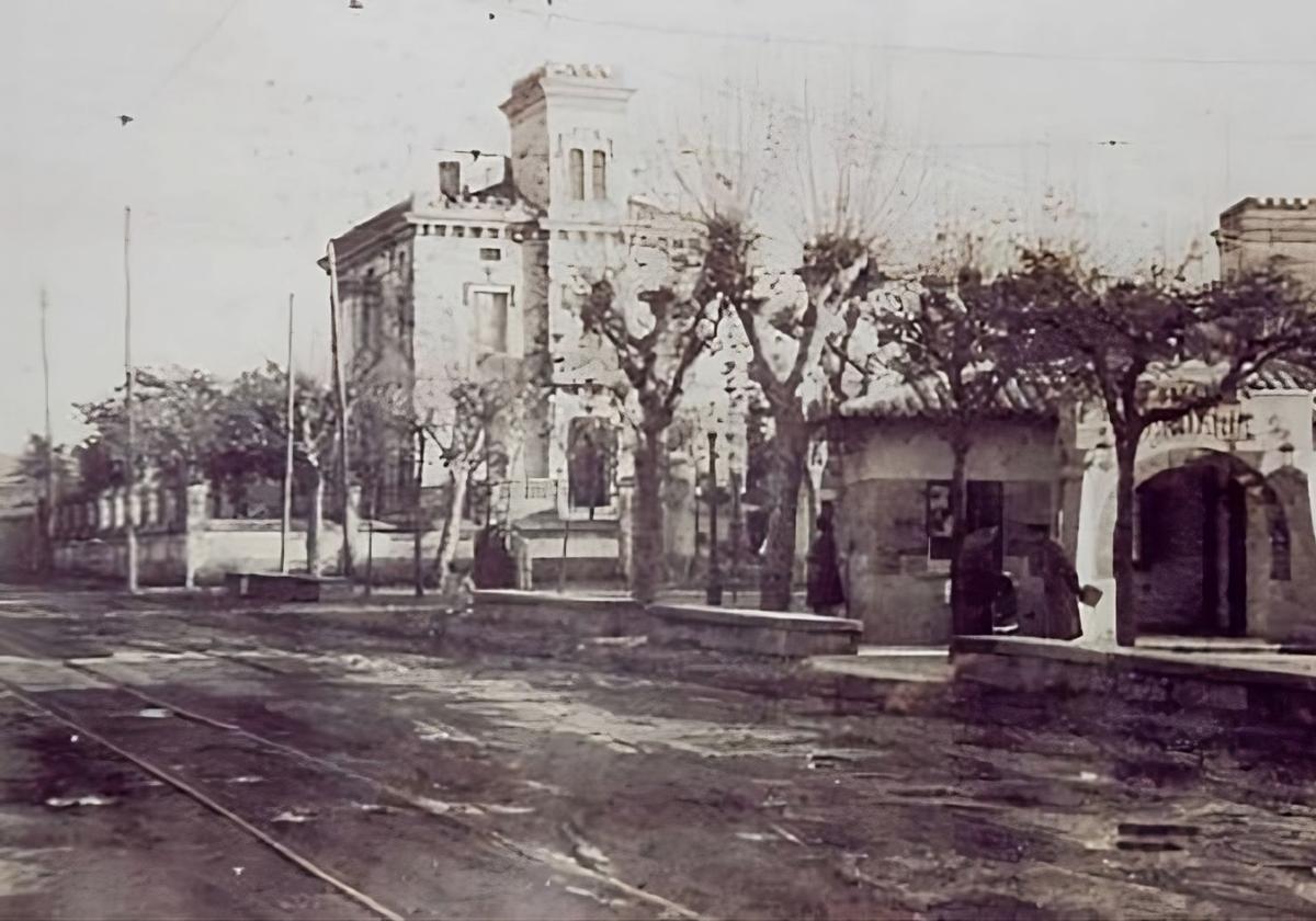 Fielato o estación de consumos y arbitrios sita en la plazuela de La Guía, frente a Casa Arturo. Detrás se ve el palacete de la guardería Donald. Fecha: Década de 1940.