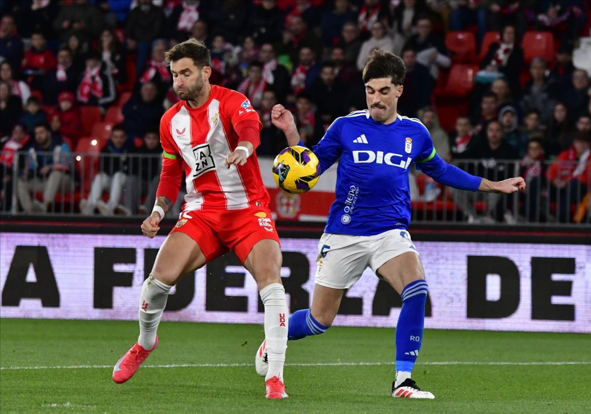 De la Hoz y Nacho Vidal se consolidan en el once y ganan peso en el juego del Real Oviedo