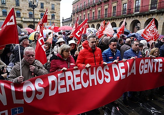 Cabeza de la manifestación, con los secretarios generales de CC OO y UGT de Asturias, José Manuel Zapico y Javier Fernández Lanero.