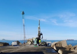 Técnicos trabajando en los sondeos para la prolongación del dique de San Juan.