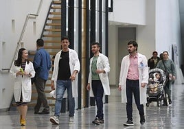 Personal sanitario del HUCA, en el atrio del hospital.