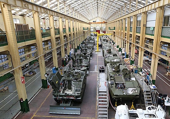 Vehículos blindados en el taller de montajes de la fábrica de armas de Trubia.