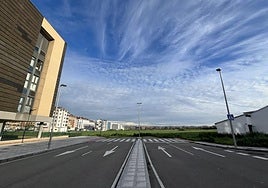 Final del tramo urbanizado de la avenida de la Constitución, en su confluencia con Leopoldo Lugones.