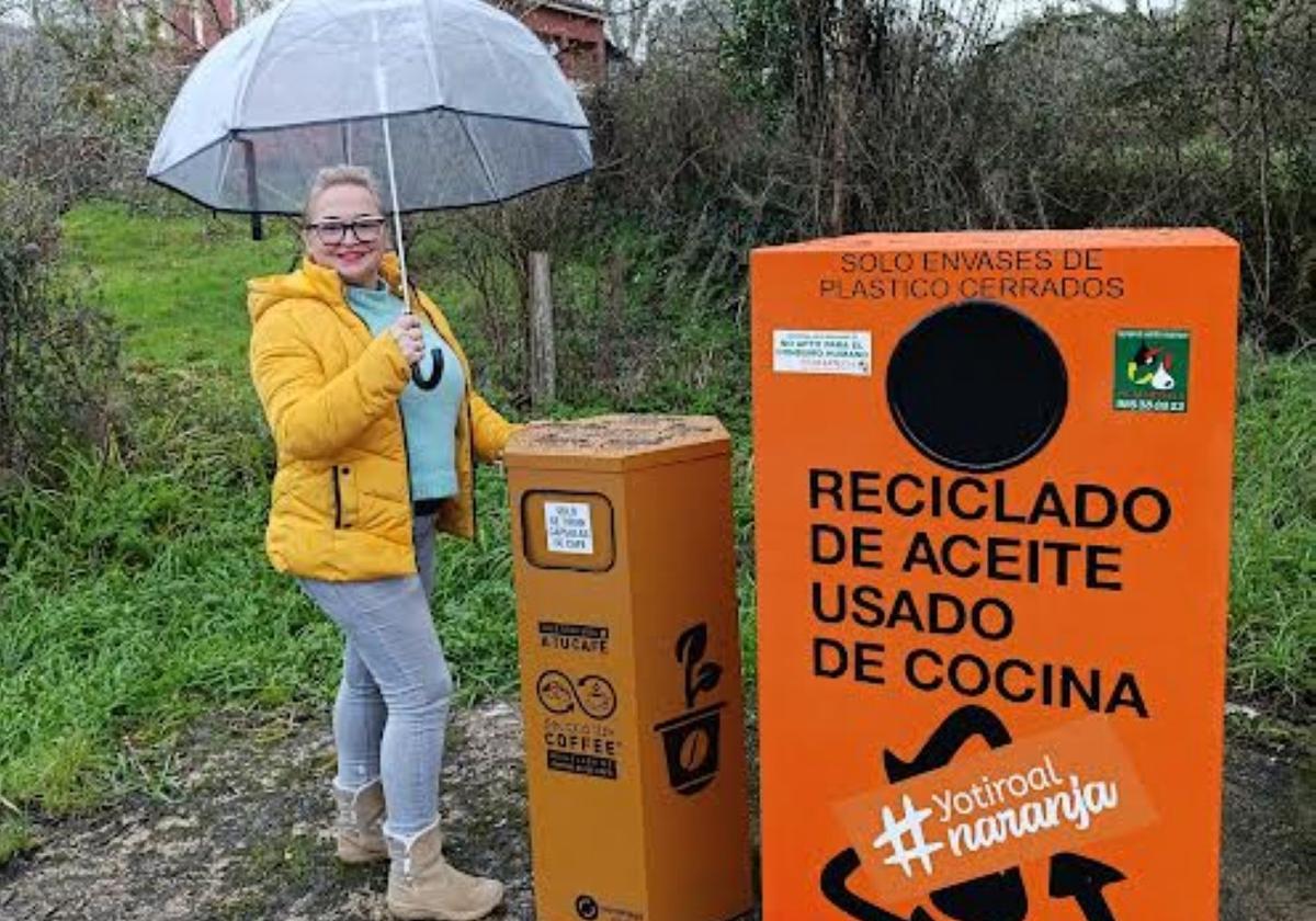 Patricia Redondo, ante uno de los nuevos contenedores.