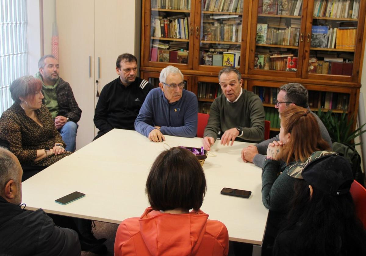 José Manuel del Pino, candidato a presidir el PP de Gijón, durante su reunión con los vecinos de Vega-La Camocha.