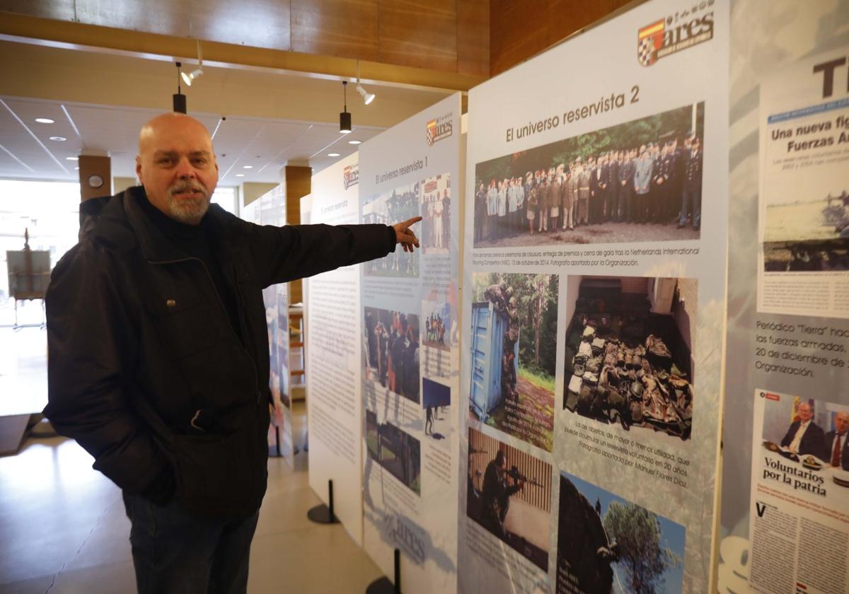 Un reservista señala a un conocido en una foto de la exposición.