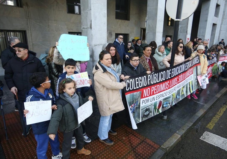 Las familias del Colegio de Educación Especial de Latores se concentran ante la Consejería de Educación.