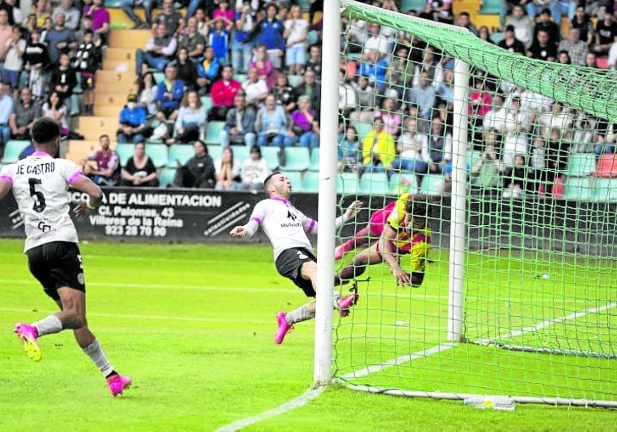 Momoh marca el gol del ascenso del Sant Andreu en Salamanca.