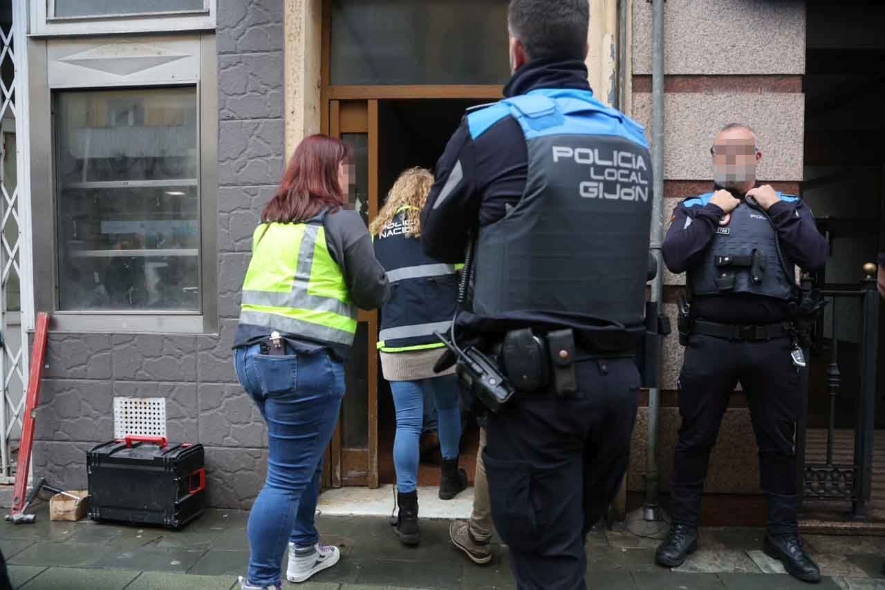 Desalojado y tapiado: adiós al edificio okupa de la calle Aguado, en Gijón