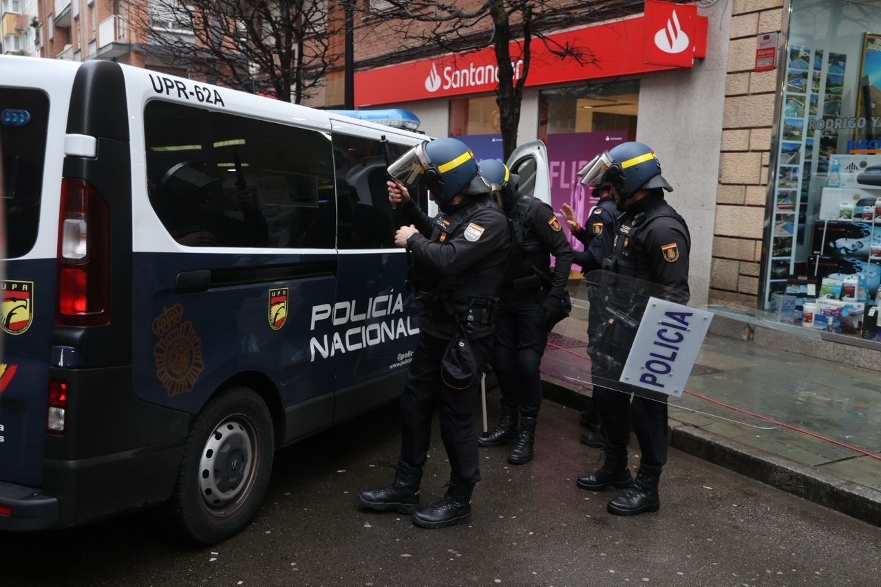 Desalojado y tapiado: adiós al edificio okupa de la calle Aguado, en Gijón